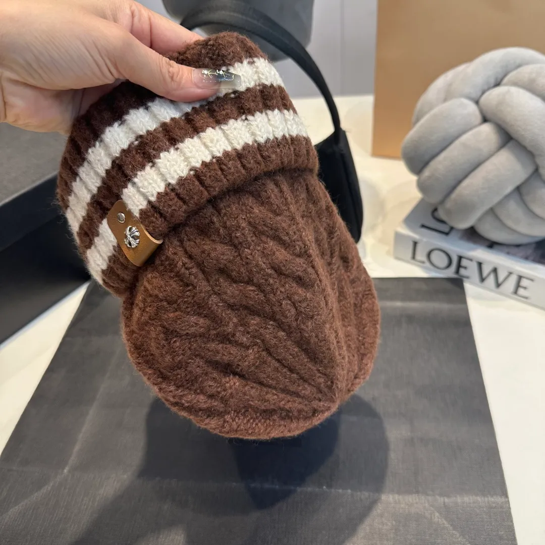 P60 Crow Heart Autumn and Winter Wool Knitted Beanie This must be the favorite of minimalism. It is clean, neat, fashionable and versatile, and will definitely not be picky about your face shape! A fashionable classic that lasts forever! Fashionable black and white can be purchased together!